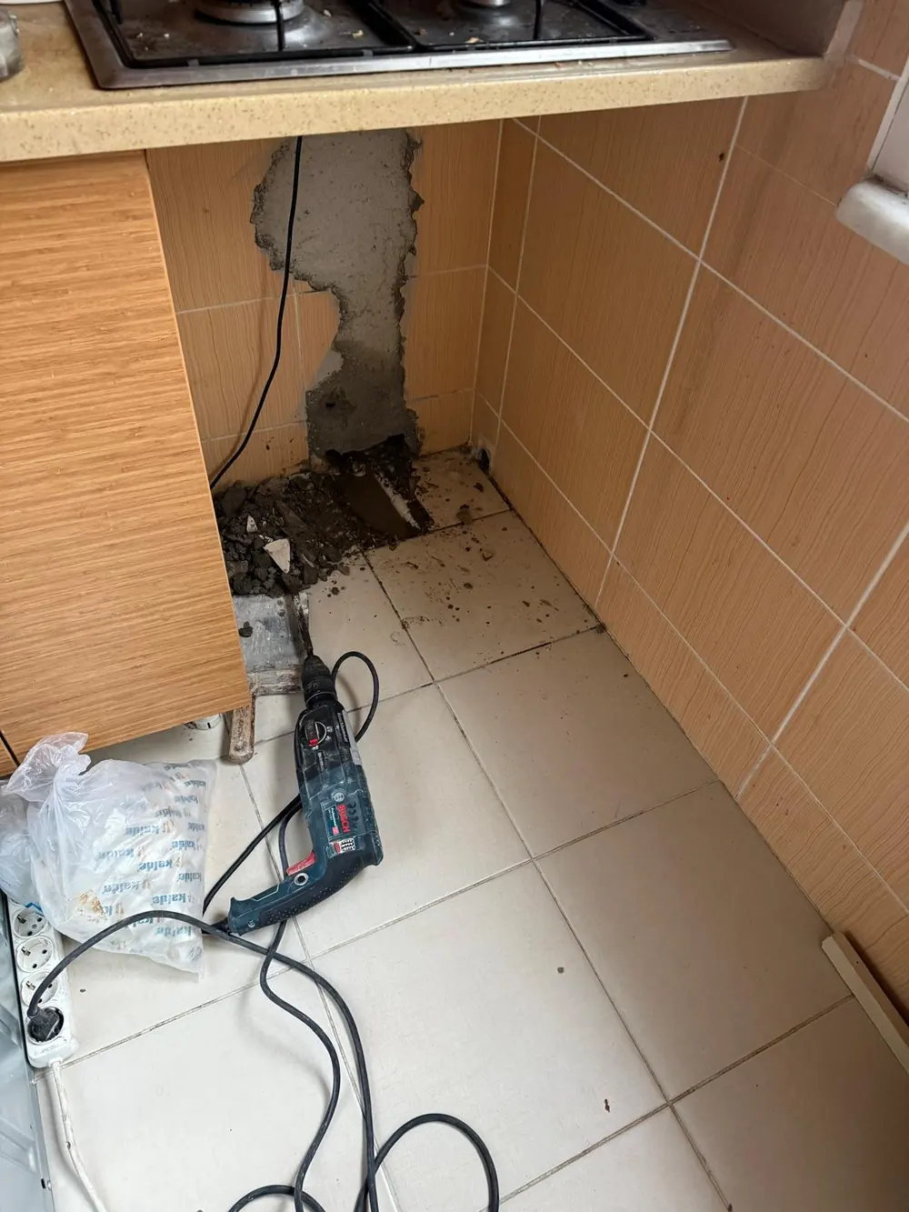 Mutfak alt dolap bölgesinde su kaçağı tespiti için lokal kontrol